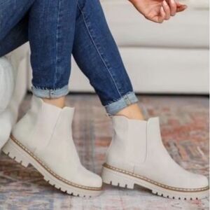 Enzo Tesoti Tan Suede Chelsea Ankle Boots | Size 7.5